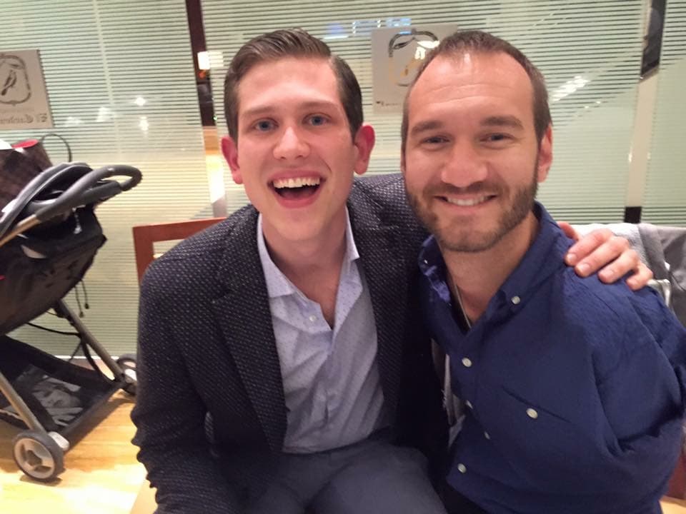 Spencer Hoffmann con Nick Vujicic