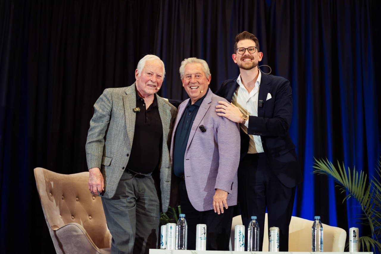 Spencer Hoffmann con Brian Tracy y John Maxwell
