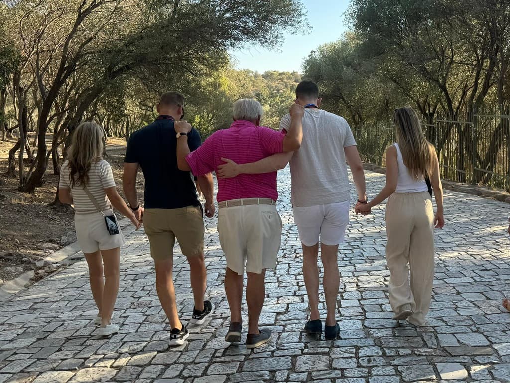 Spencer Hoffmann caminando con John Maxwell