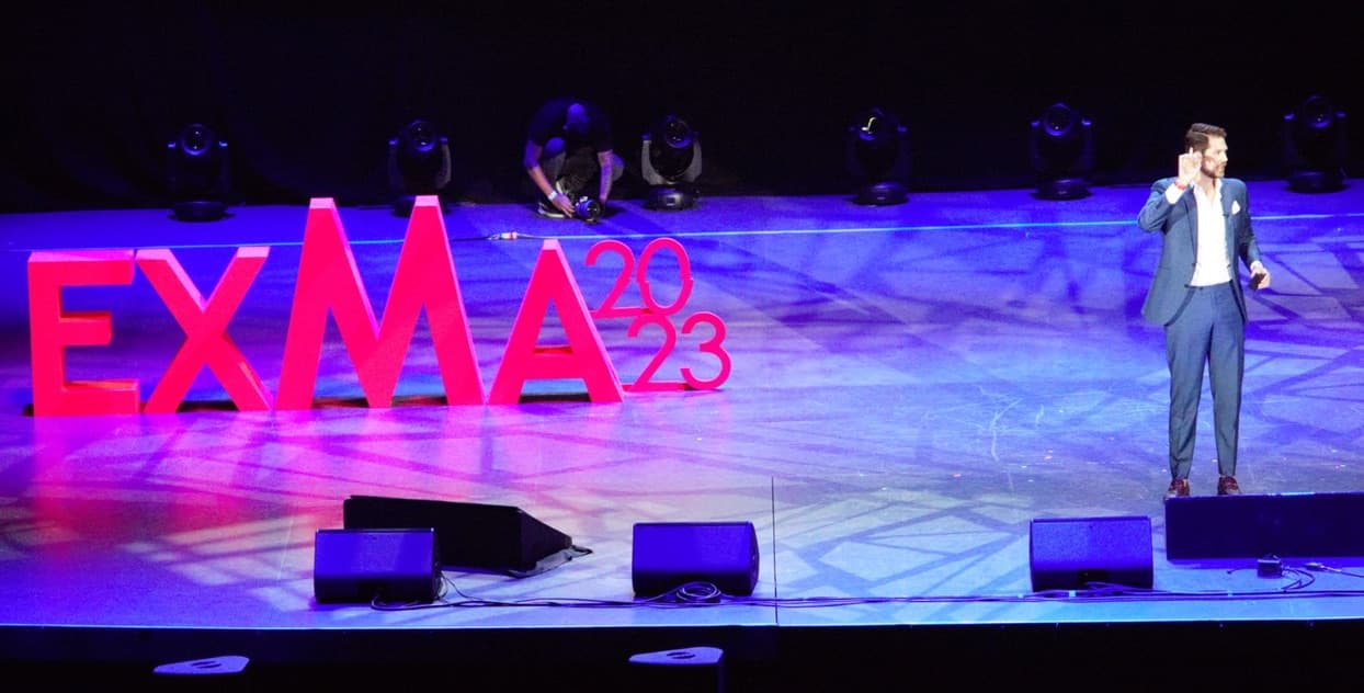 Spencer Hoffmann hablando en EXMA en el Auditorio Nacional de Ciudad de México